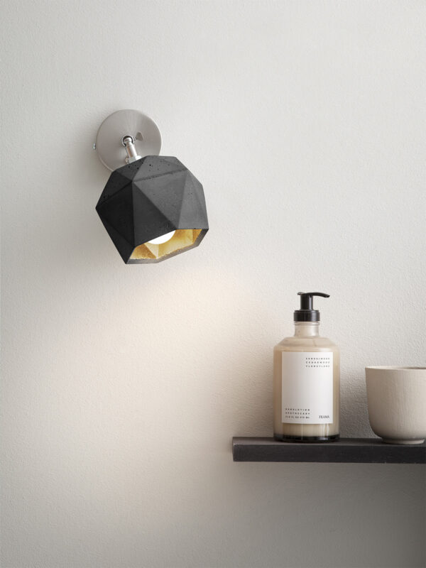 Applique spot Design T2 Triangle en béton foncé par Stefan Gant x Gant light