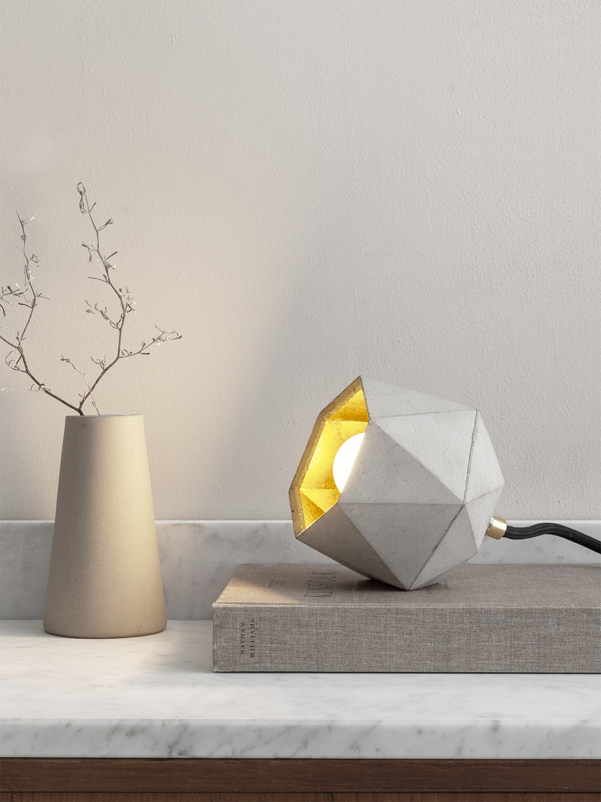 Lampe à poser Design T2 Triangle en béton par Stefan Gant x Gant light
