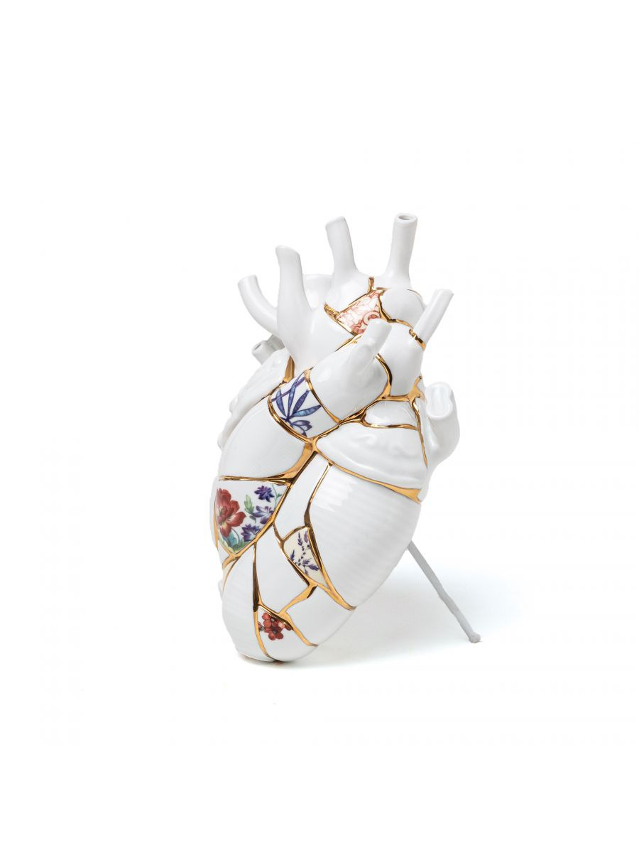 Vase design Love in Bloom Kintsugi en porcelaine et or 24K en forme de coeur par Marcantonio X Seletti