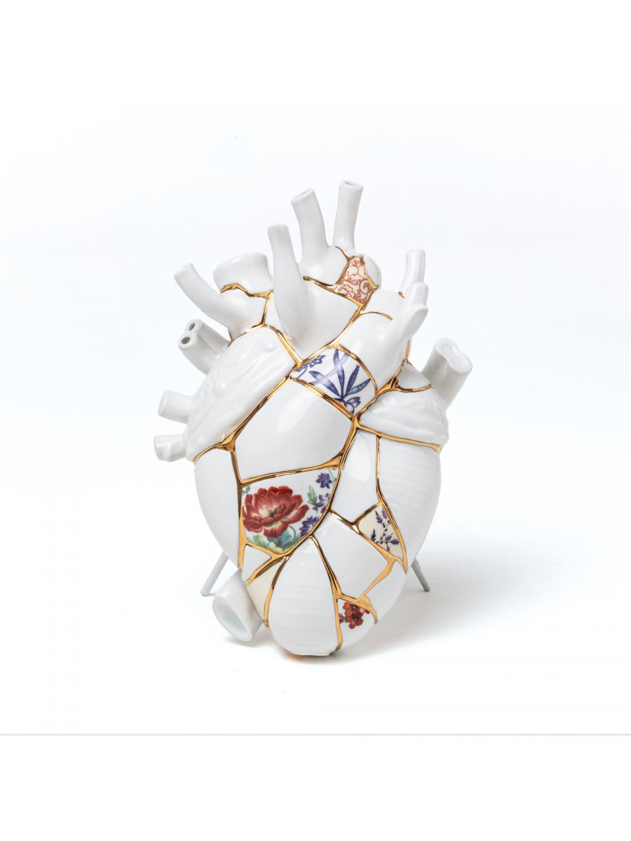 Vase design Love in Bloom Kintsugi en porcelaine et or 24K en forme de coeur par Marcantonio X Seletti