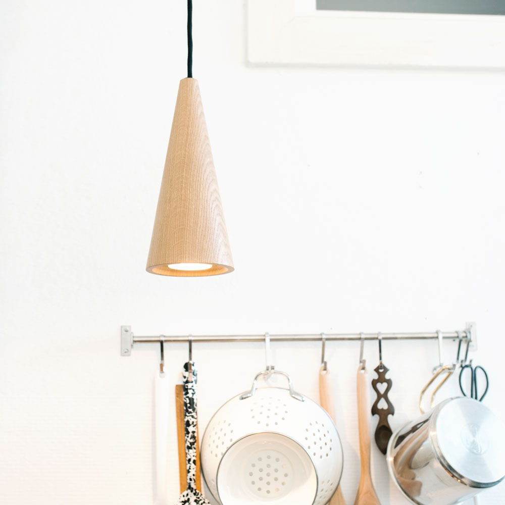 Suspension Cône LED en bois au design scandinave par IUMI Design