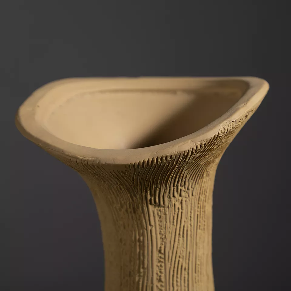 Vase Athena moutarde en céramique au design vintage par Pavao Studio