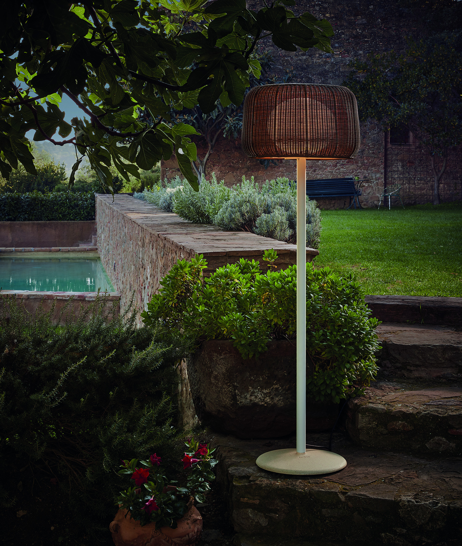 Lampadaire extérieur Fora P en fibre synthétique par Alex Fernández Camps & Gonzalo Milà x Bover
