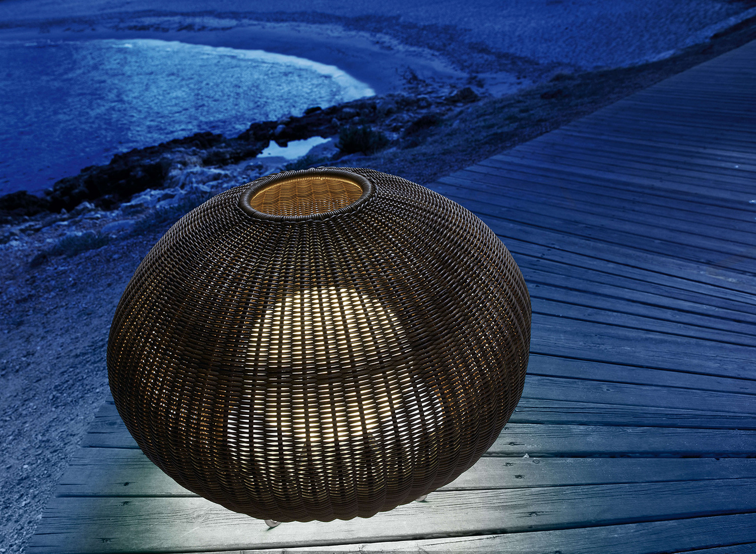 Lampe à poser d'extérieur Garota P/01 en fibre synthétique par Alex Fernández Camps & Gonzalo Milà x Bover