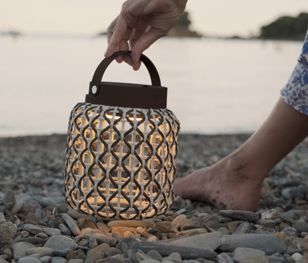 Lampe à poser d'extérieur Nans M21R en fibre synthétique par Joana Bover x Bover