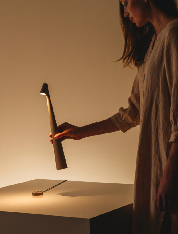 Lampe portable Africa en aluminium par Ichiro Francisco Gomez Paz x Vibia