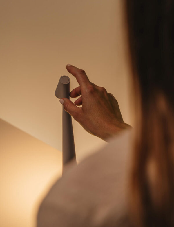 Lampe portable Africa en aluminium par Ichiro Francisco Gomez Paz x Vibia