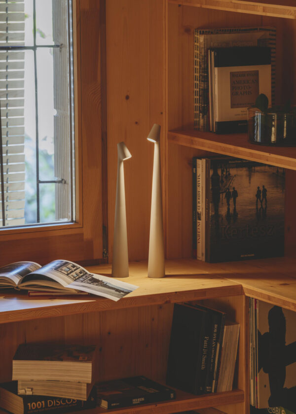 Lampe portable Africa en aluminium par Ichiro Francisco Gomez Paz x Vibia