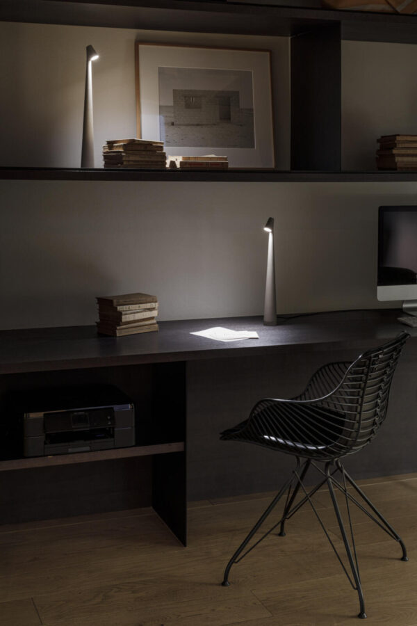 Lampe portable Africa en aluminium par Ichiro Francisco Gomez Paz x Vibia