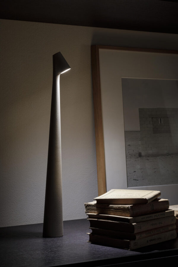 Lampe portable Africa en aluminium par Ichiro Francisco Gomez Paz x Vibia