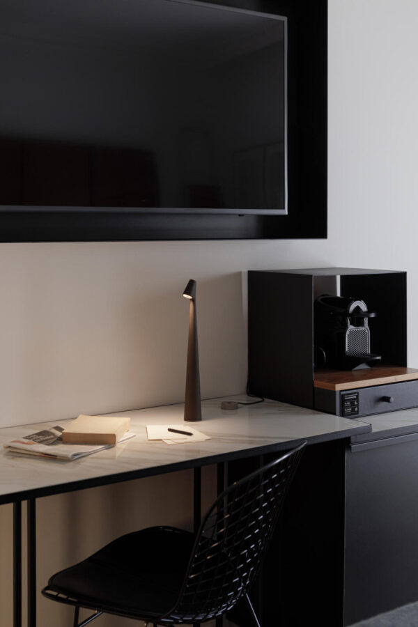 Lampe portable Africa en aluminium par Ichiro Francisco Gomez Paz x Vibia