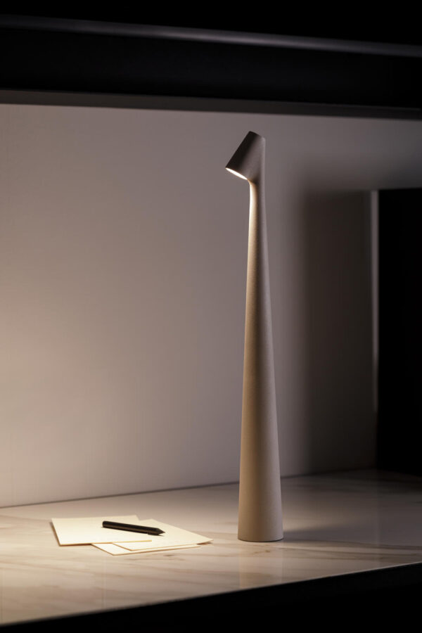 Lampe portable Africa en aluminium par Ichiro Francisco Gomez Paz x Vibia