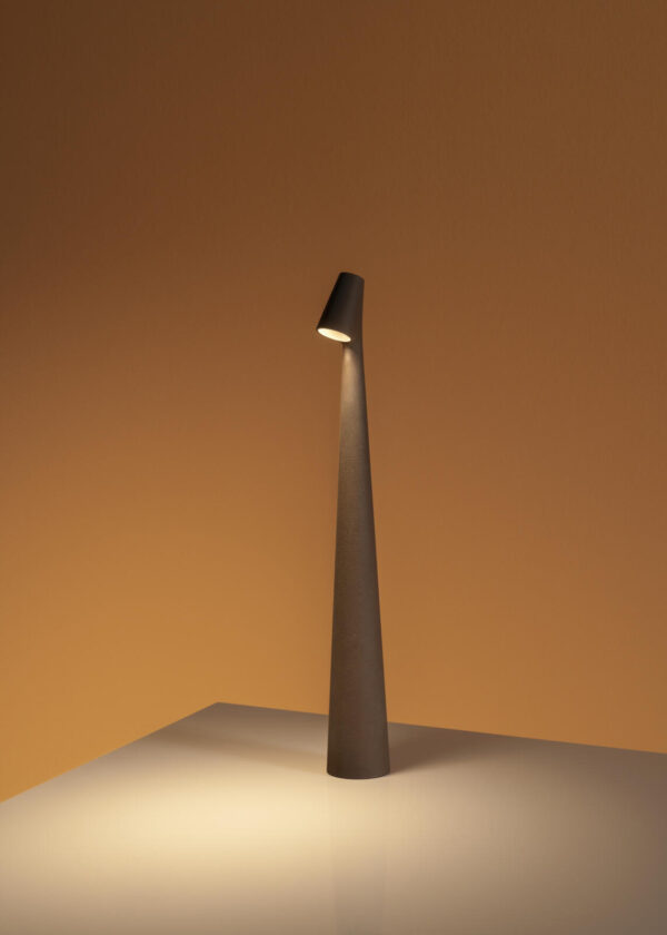 Lampe portable Africa en aluminium par Ichiro Francisco Gomez Paz x Vibia