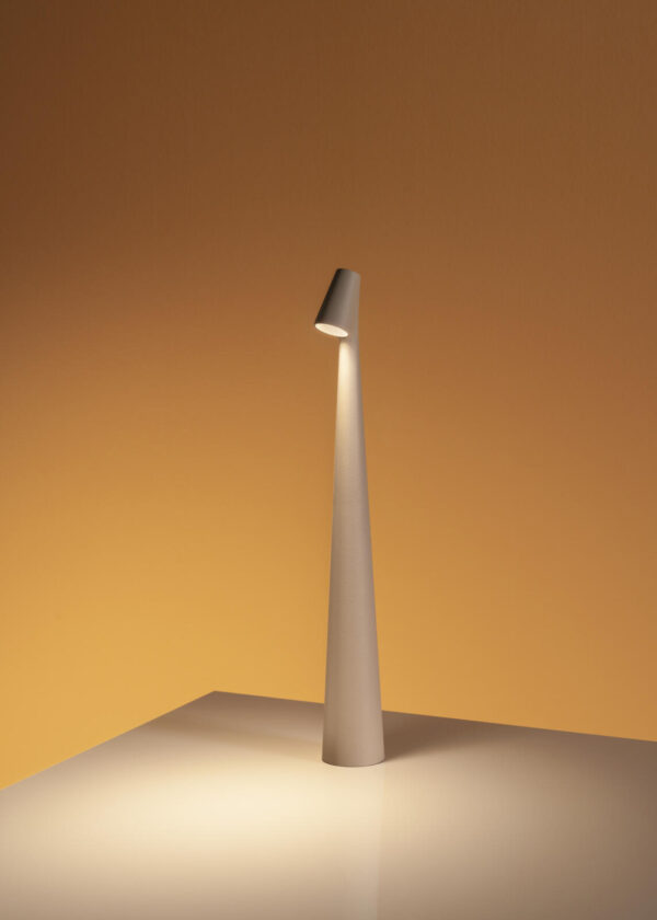 Lampe portable Africa en aluminium par Ichiro Francisco Gomez Paz x Vibia