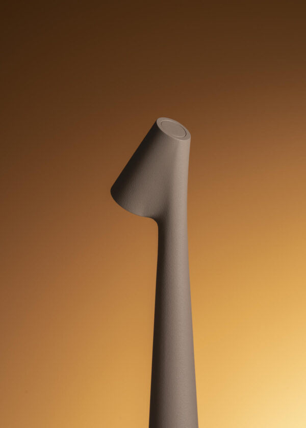 Lampe portable Africa en aluminium par Ichiro Francisco Gomez Paz x Vibia