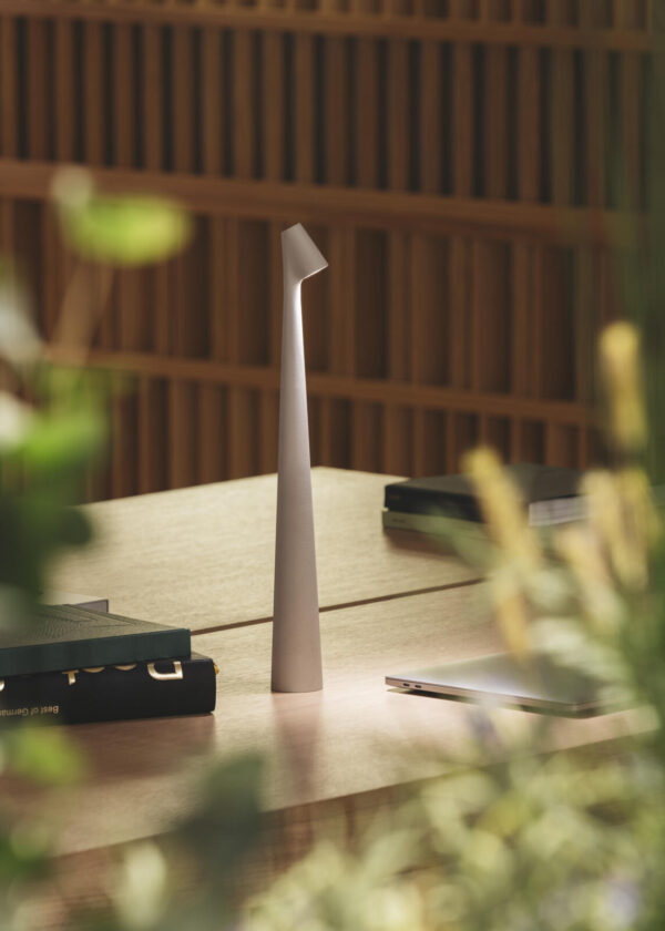 Lampe portable Africa en aluminium par Ichiro Francisco Gomez Paz x Vibia
