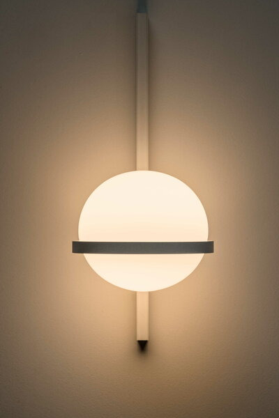 Applique murale Palma vertical en aluminium et verre par Antoni Arola x Vibia