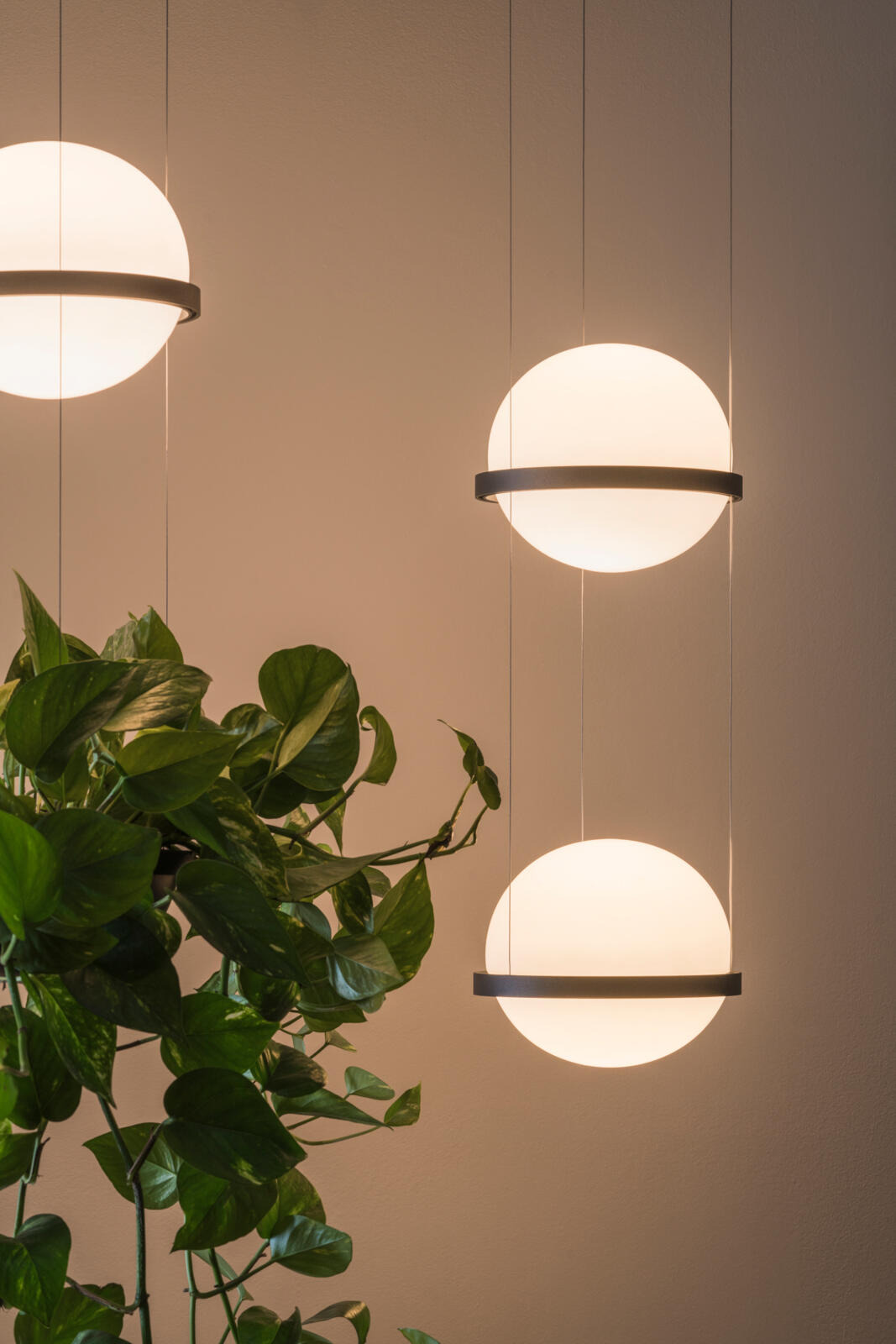 Suspension Palma en aluminium et verre par Antoni Arola x Vibia