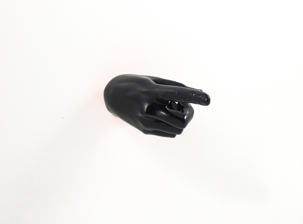 Patère originale et design Hand Job Point par Thelermont Hupton