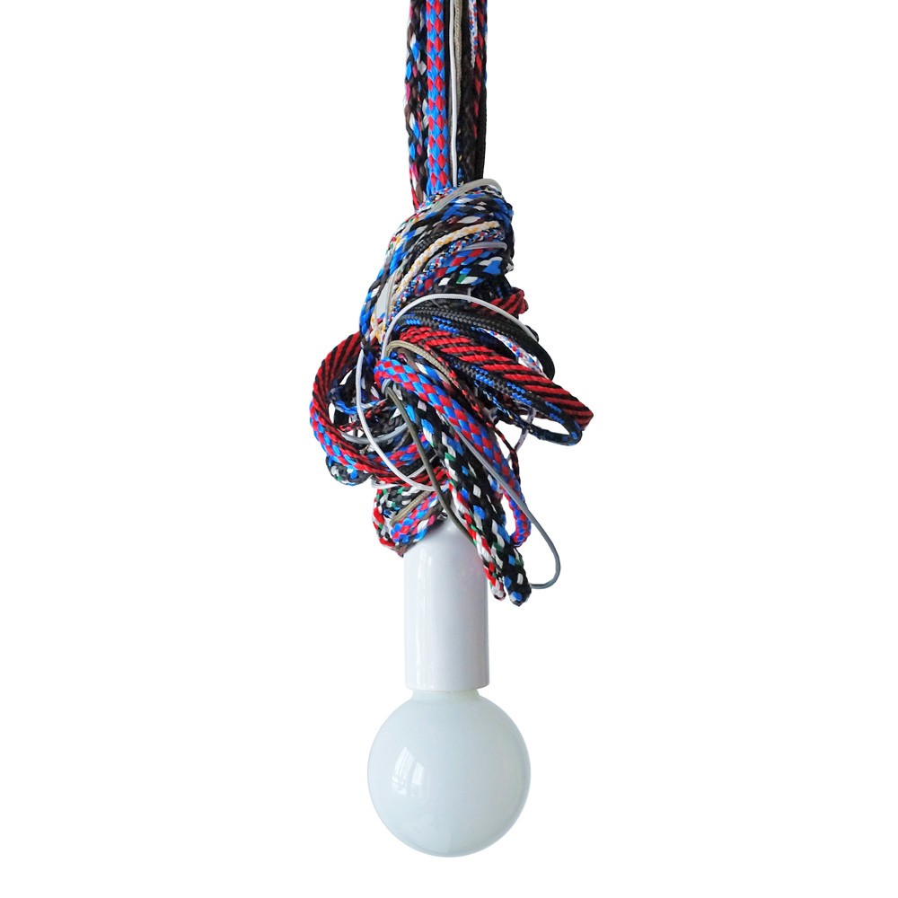Suspension Plika Light design avec des fibres colorées emmêlé