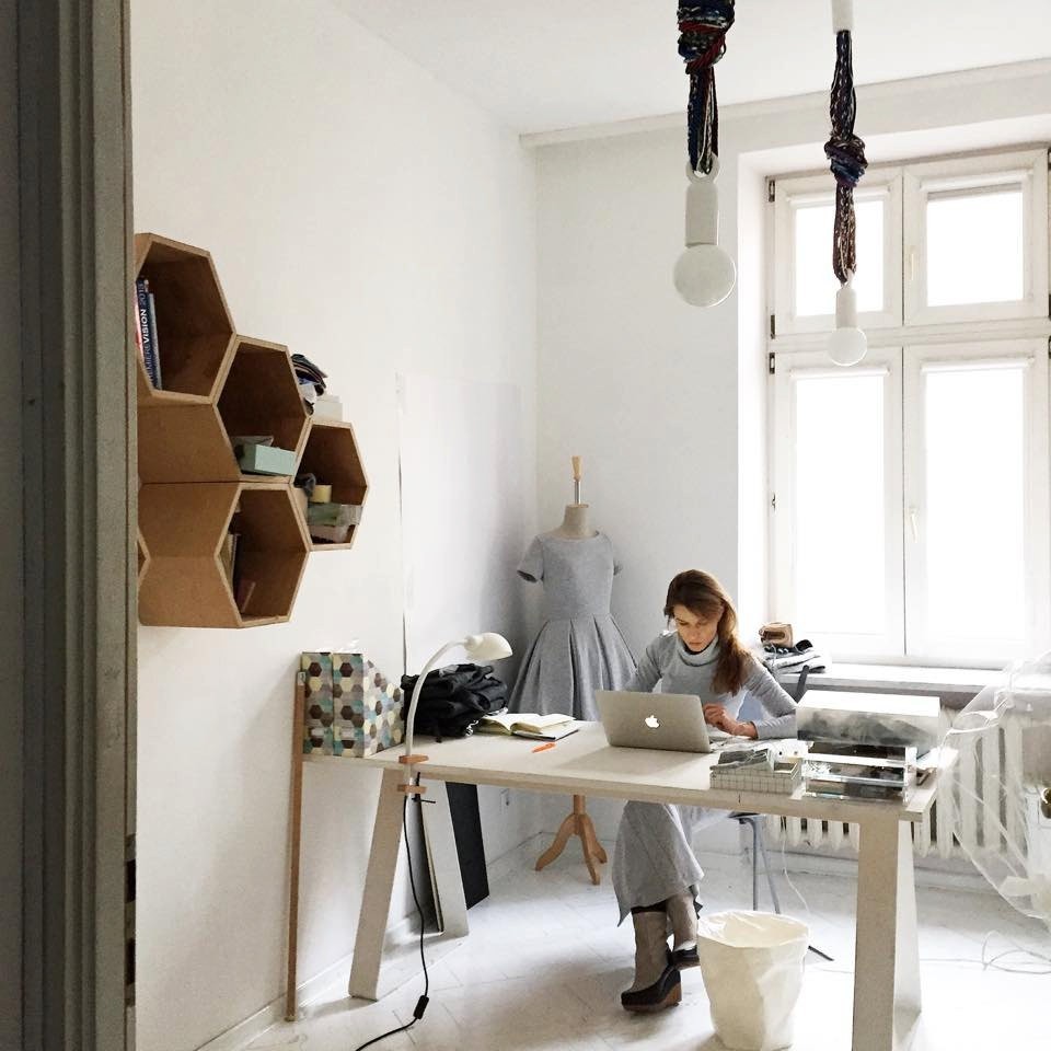 Suspension Plika Light design avec des fibres colorées emmêlé