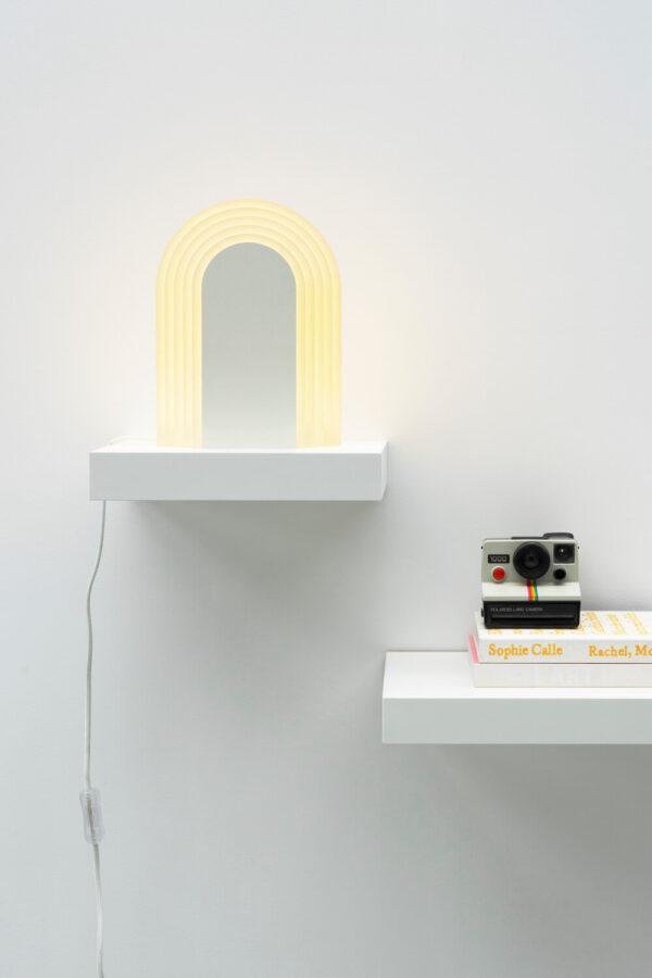 Lampe à poser Cemi 01 en acier laqué par Presse citron studio