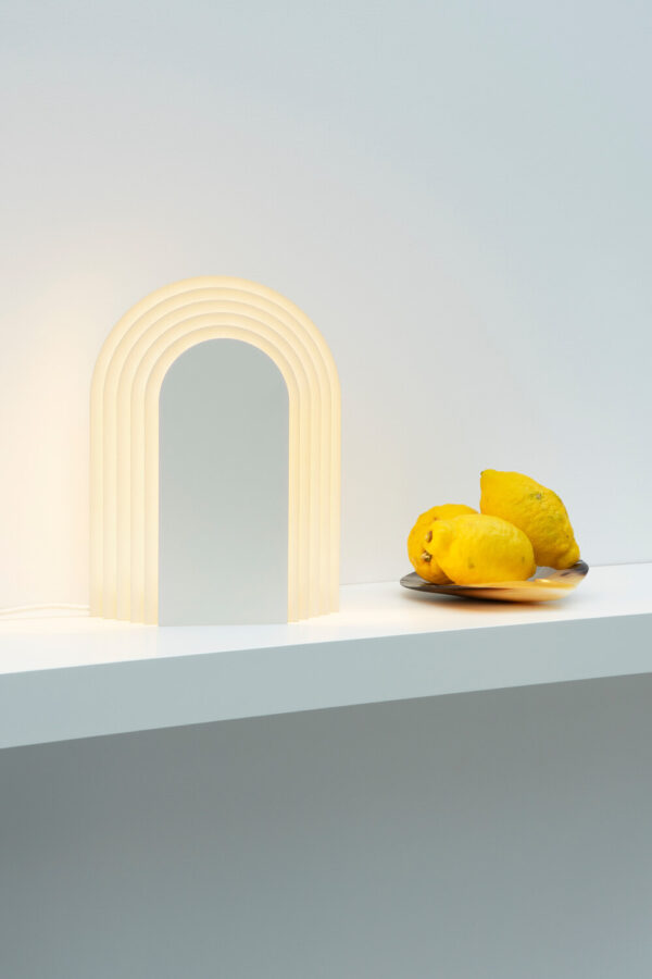 Lampe à poser Cemi 01 en acier laqué par Presse citron studio
