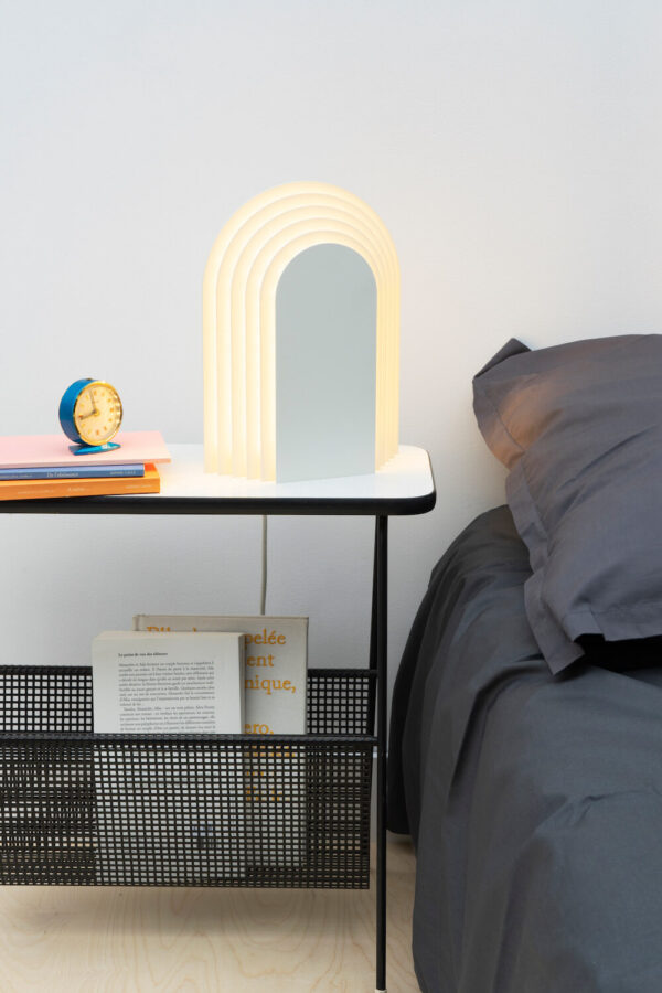 Lampe à poser Cemi 01 en acier laqué par Presse citron studio