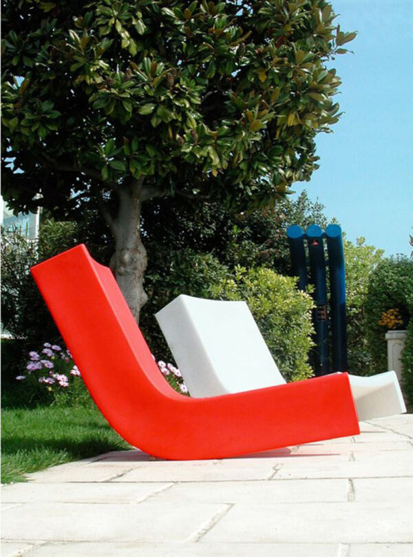 Chaise longue à bascule Twist en polyéthylène par  Prospero Rasulo x SLIDE Studio