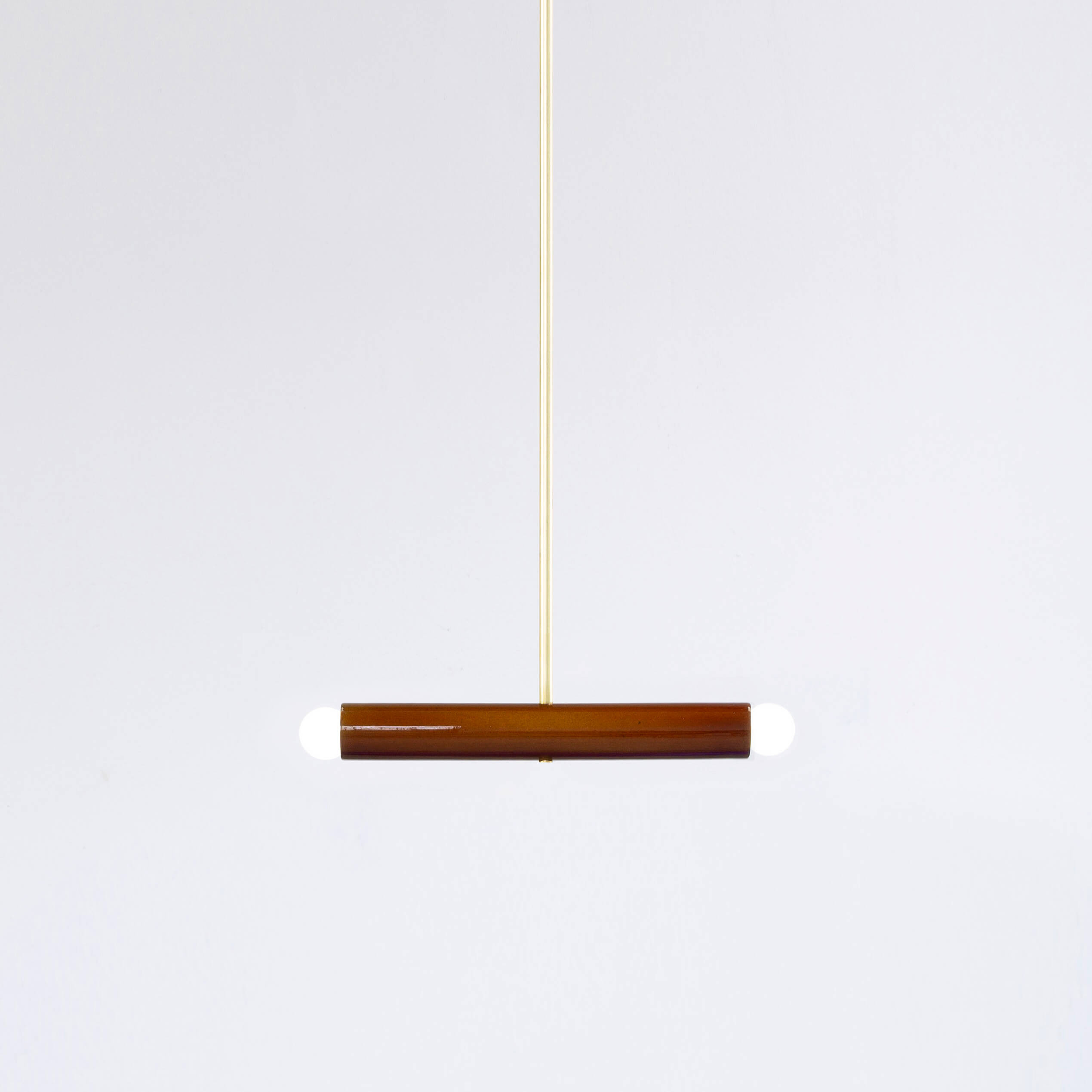 Suspension TRN light A2 en céramique et laiton par Magda Jurek