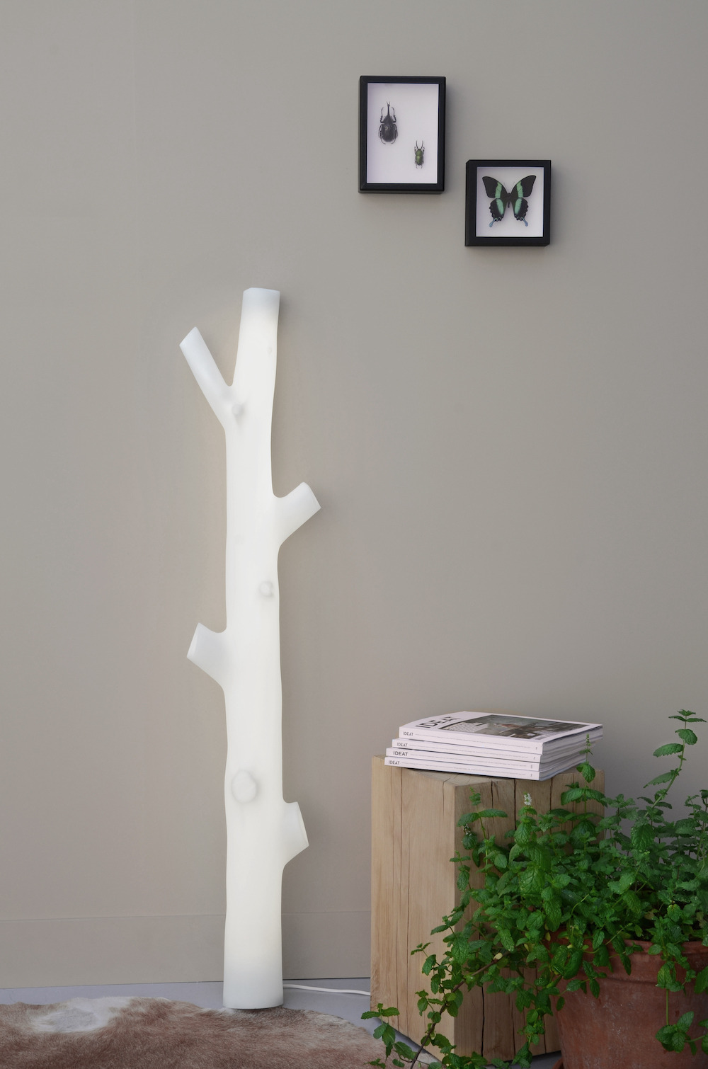 Lampadaire D+I en polyéthylène par Presse citron Studio