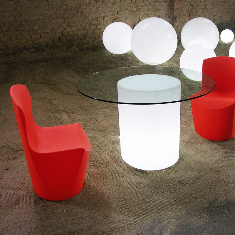 Table Arthur en polyéthylène par SLIDE Studio x SLIDE Studio