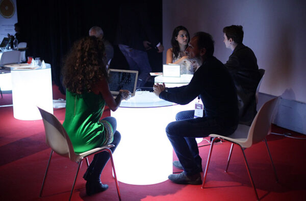 Table Arthur en polyéthylène par SLIDE Studio x SLIDE Studio