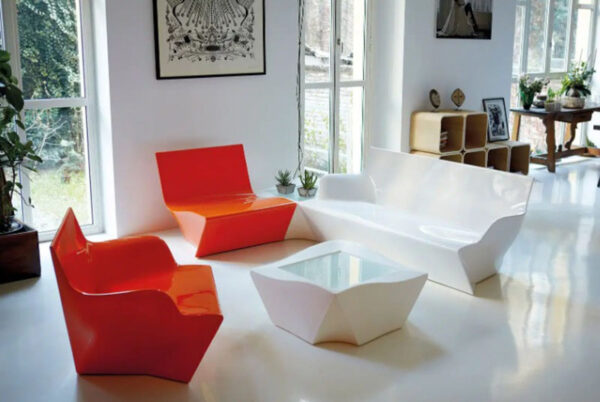 Table basse Kami Ni en polyéthylène par Marc Sadler x SLIDE Studio