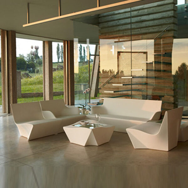 Table basse Kami Ni en polyéthylène par Marc Sadler x SLIDE Studio