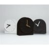 Horloge de table design Felt two blanc par Sebastian Herkner
