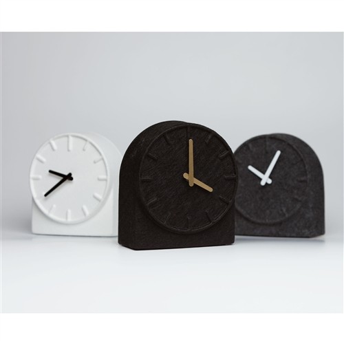 Horloge de table design Felt two noir par Sebastian Herkner