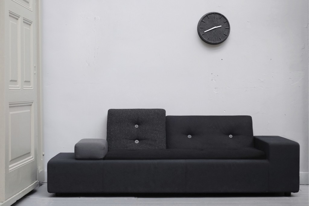 Horloge murale design Felt 35 gris en feutre par Sebastian Herkner