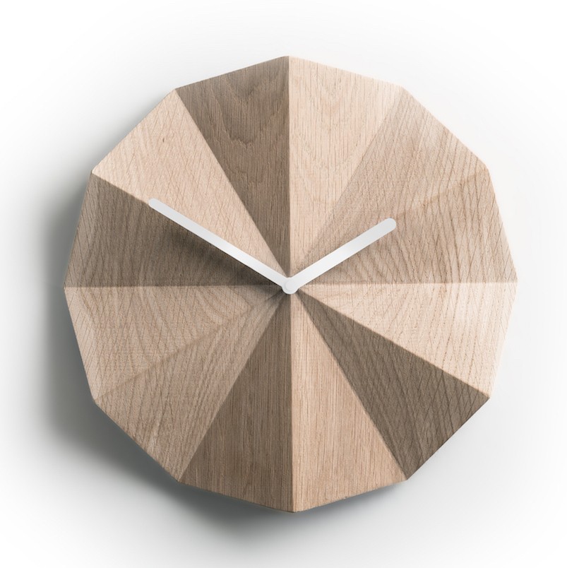 Horloge murale minimaliste Delta Clock en chêne naturel