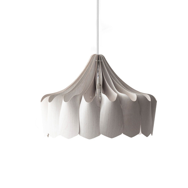 Suspension Pioni avec base en métal et abat-jour en contreplaqué de bouleau au design contemporain par Pilke Lights
