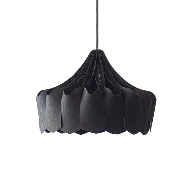 Suspension Pioni avec base en métal et abat-jour en contreplaqué de bouleau au design contemporain par Pilke Lights