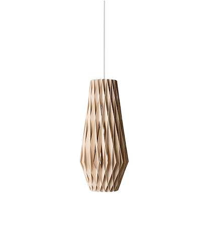 Suspension Signature élancée en métal et abat-jour en contreplaqué de bouleau au design contemporain par Pilke Lights