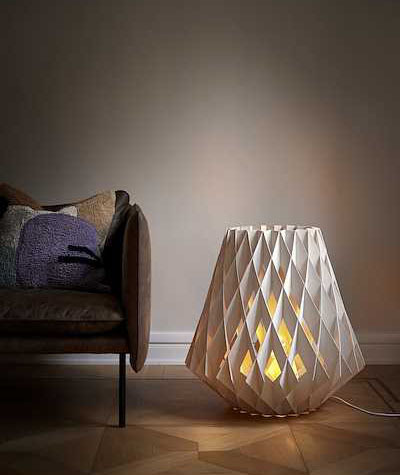 Lampe à poser Signature en forme de cône de pin et abat-jour en contreplaqué de bouleau au design contemporain par Pilke Lights