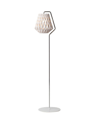 Lampadaire à abat-jour en forme de cône de pin et en contreplaqué de bouleau au design contemporain par Pilke Lights