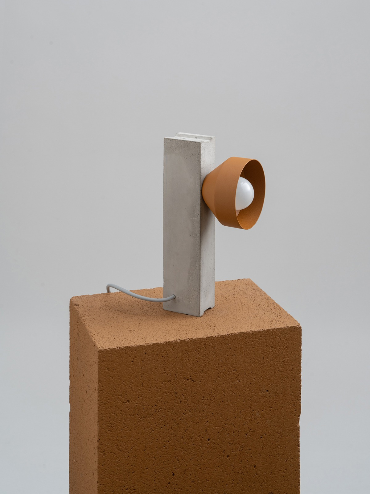 Lampe à poser BLOC en béton par +kouple x Gant Lights