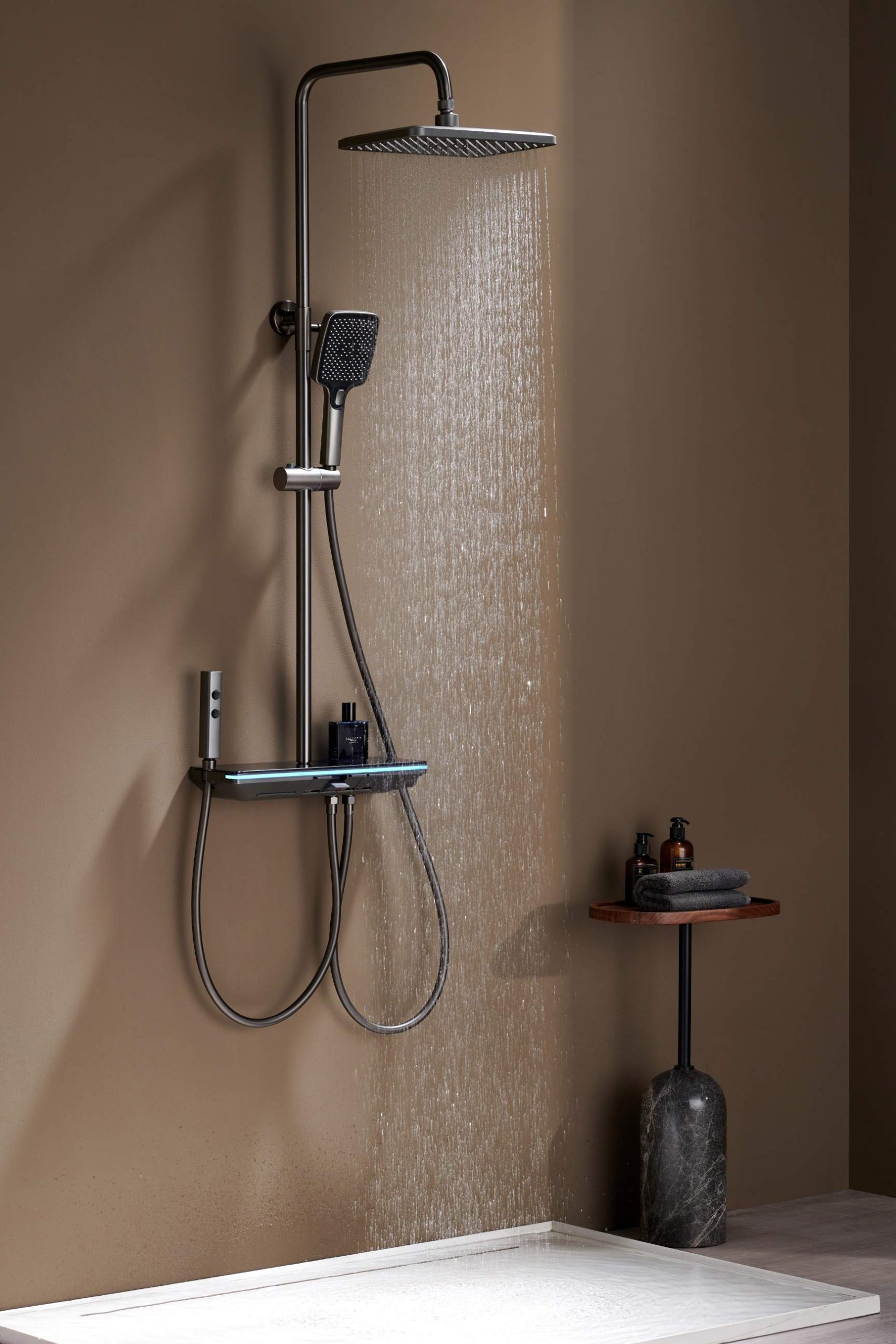 Colonne de douche Lucas thermostatique à affichage LED avec tablette et 4 modes de sortie d'eau par Pavao studio