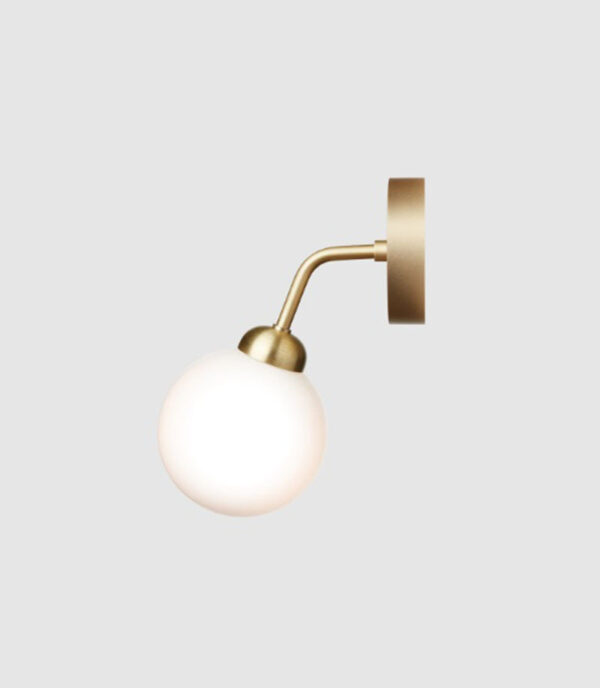Applique Apiales base en métal avec abat-jour en verre opale blanc au design contemporain par Sofie Refer x Nuura