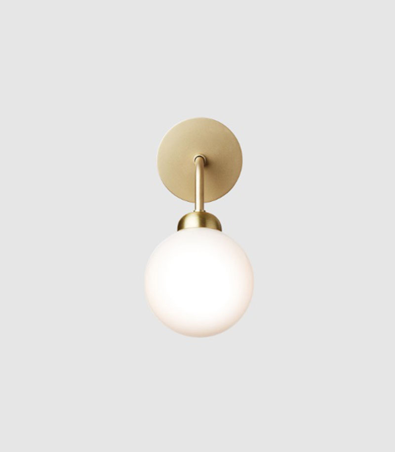Applique Apiales base en métal avec abat-jour en verre opale blanc au design contemporain par Sofie Refer x Nuura