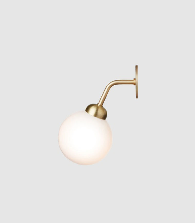Applique encastrée Apiales base en métal avec abat-jour en verre opale blanc au design contemporain par Sofie Refer x Nuura