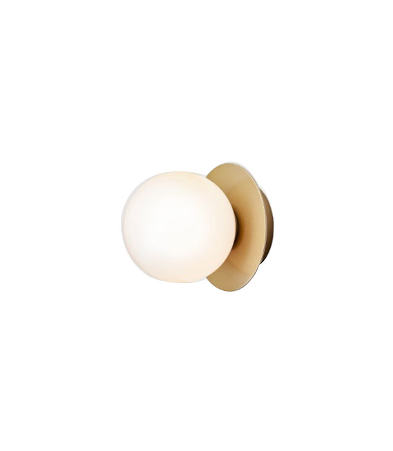 Applique Liila 1 base en métal nordique en verre soufflé Opal blanc au design contemporain par Sofie Refer x Nuura